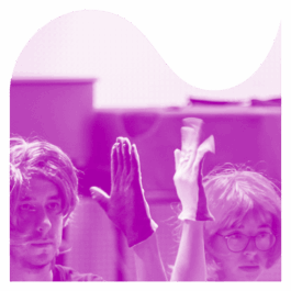 Zwei Menschen mit Perücken, die ihre Hände hochhalten und diese bewegen im Rhythmus.