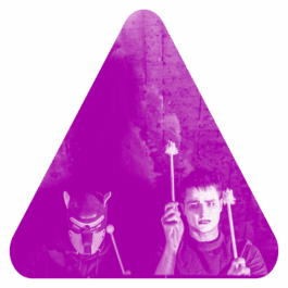 Zwei junge Männer mit Drumsticks in der Hand. Beide verkleidet und geschminkt.