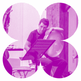 Flötenspielerin und Mann an Trommel in freier Form