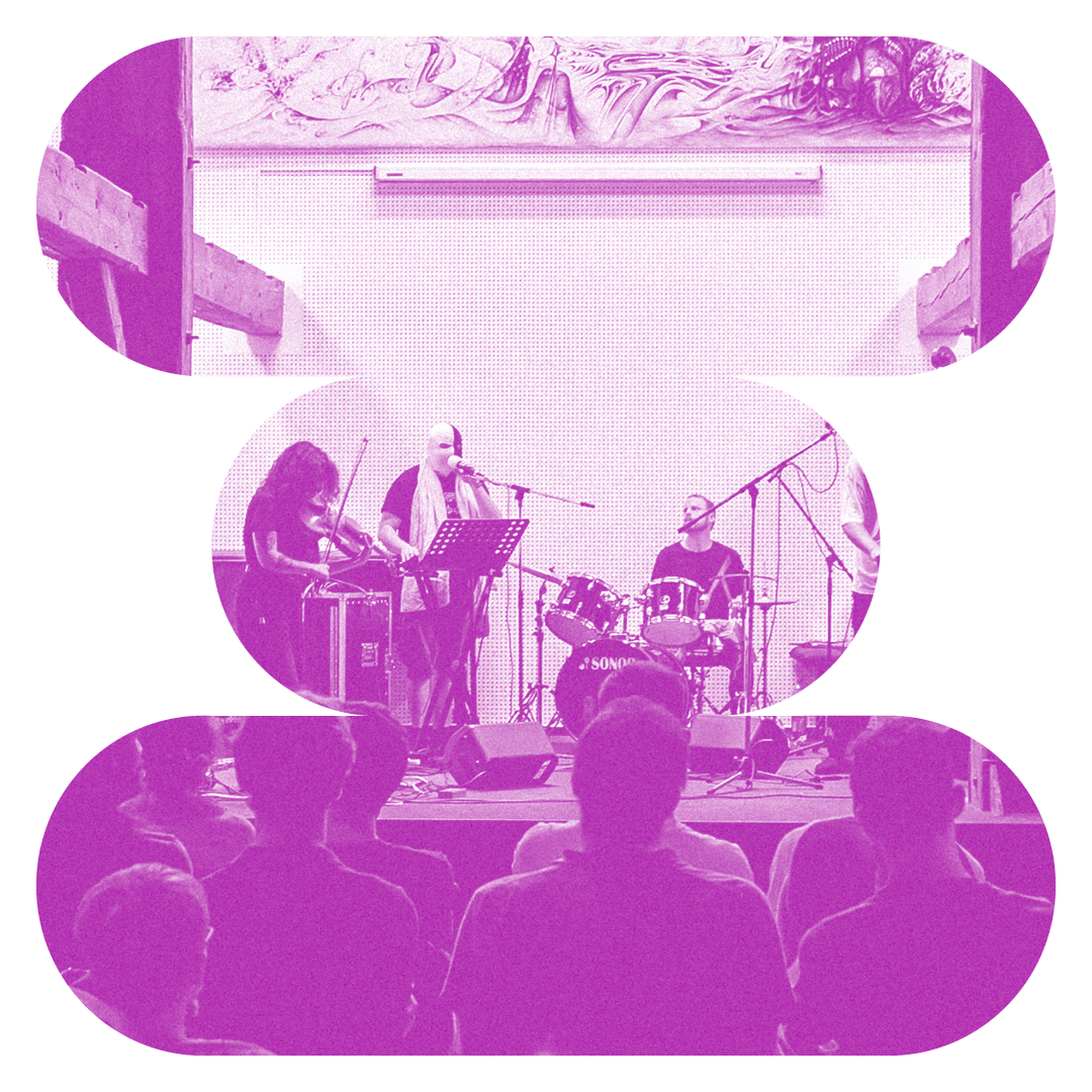 Band auf Bühne mit Maske, Rathenower Tage für Neue Musik 2024