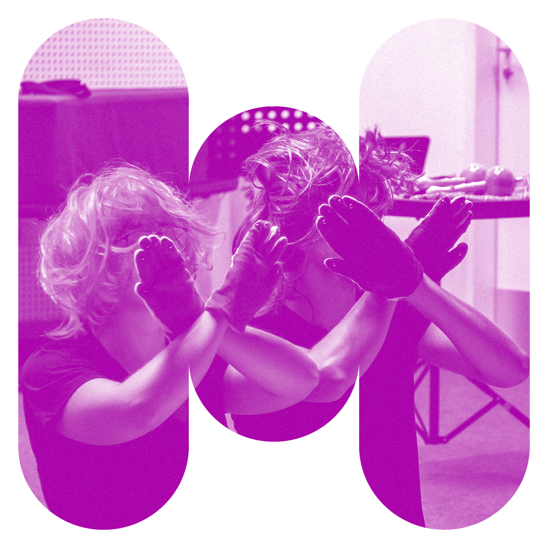 Impression von Rathenower Tage für Neue Musik 2024. Zwei Hände verschränkt in einer freien Form.